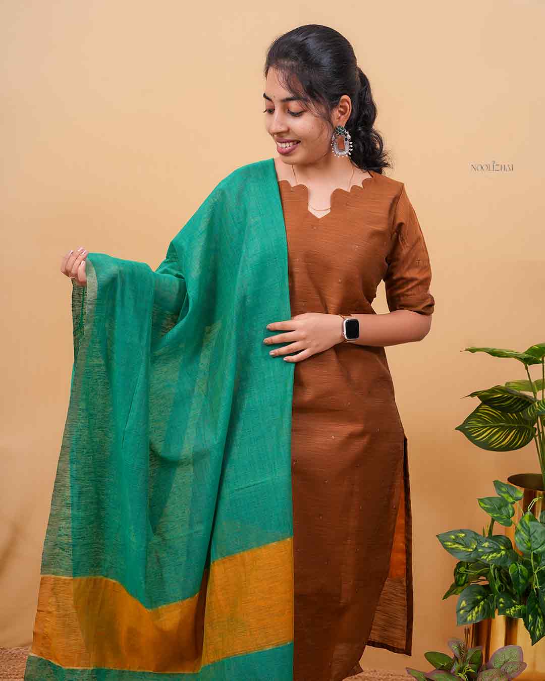 Artisan Brown Kurta Set with Dual-Tone Dupatta